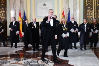 El rey e Isabel Perelló se dirigen al Salón de Plenos
